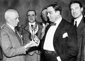 Jules Rimet (balra) nyújtja át a tróeát a 30-as döntő után